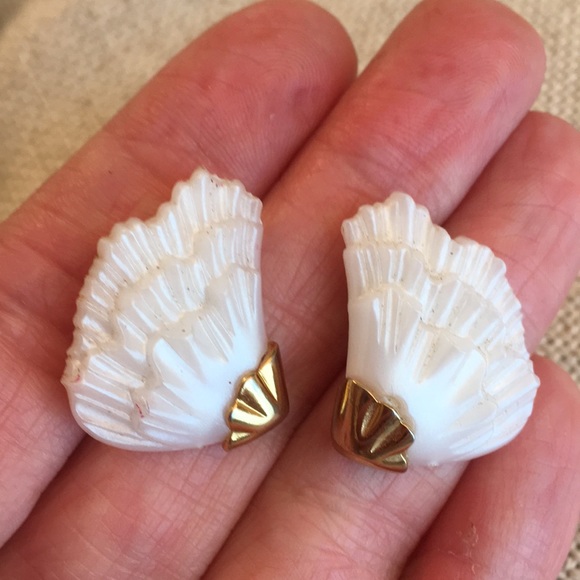 Vintage Pearly Acrylic Wing Ruffle Earrings - Picture 3 of 8